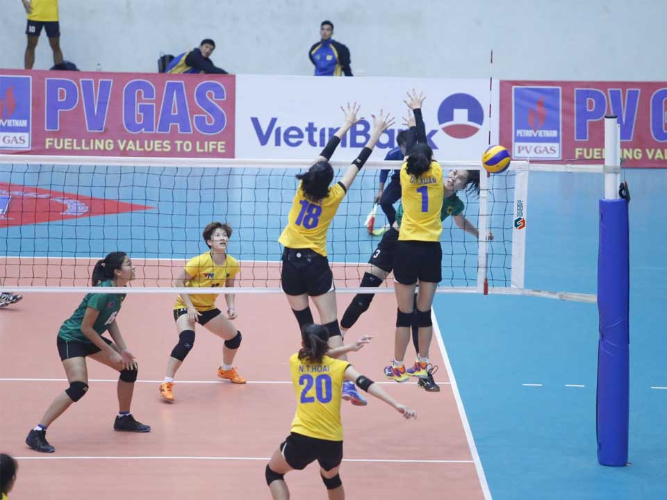 Steel volleyball posts competition - 90mm diameter with sleeves