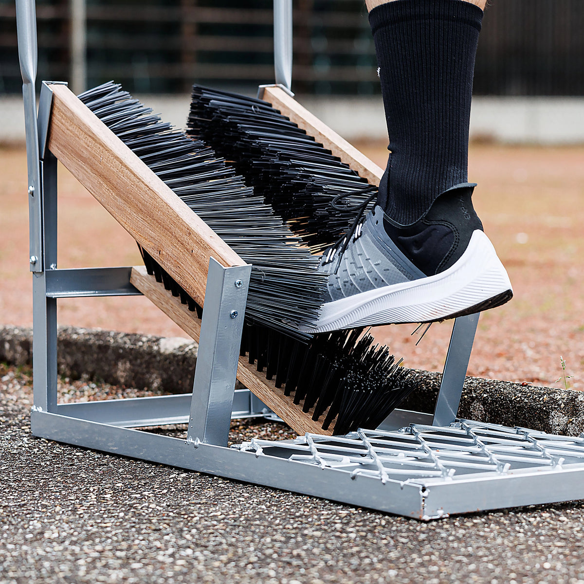 Shoe brush for sports fields with support handle Carrington